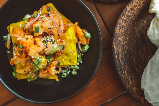 Elegant gedeckter Tisch in einem feinen Zürcher Restaurant mit perfekt präsentiertem Gourmet-Gericht und Wein vor urbaner Kulisse