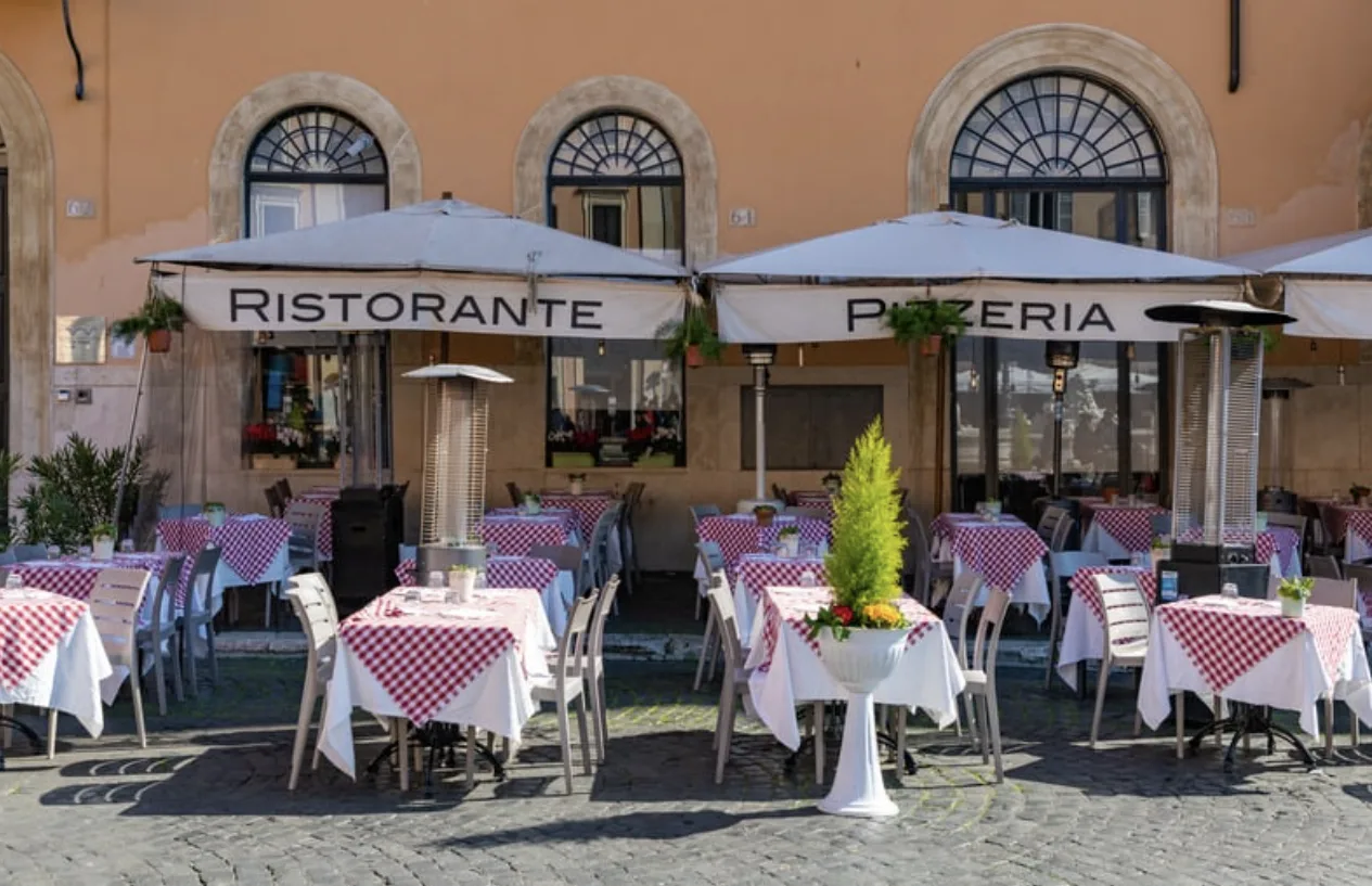 Einladendes Interieur eines italienischen Restaurants in Zürich mit gedecktem Tisch, Wein und frischer Pasta, das authentische Dolce Vita-Atmosphäre vermittelt.
