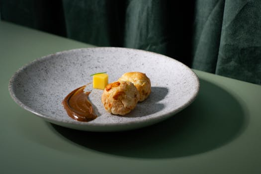 Ein kreativ angerichtetes Fusion-Gericht in einer Schweizer Küche, das traditionelle lokale Zutaten mit internationalen Kochtechniken kombiniert, serviert auf modernem Geschirr.