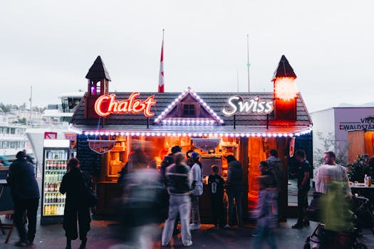Ein romantisches Abendessen in einem schicken Restaurant mit Blick auf die Schweizer Alpen, serviert mit feinem Geschirr und Kerzenlicht.