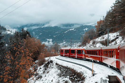 Ein elegantes Interieur eines historischen SBB-Speisewagens mit gedecktem Tisch, Silberbesteck und Blick durch das Fenster auf die Schweizer Alpenlandschaft.
