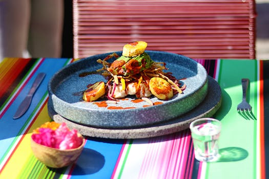 Ein elegantes Restaurantinterieur mit kunstvoll angerichteten Speisen auf einem gedeckten Tisch, das moderne Gastronomie und kulinarische Innovation zeigt.