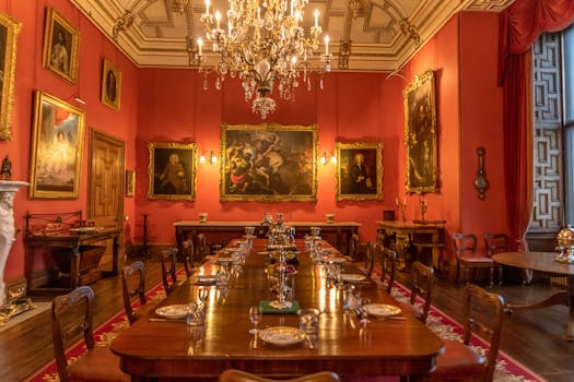 Ein romantisches Abendessen in einem schicken Restaurant mit Blick auf die Schweizer Alpen, serviert mit feinem Geschirr und Kerzenlicht.