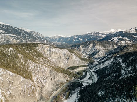 Ein romantisches, kerzenbeleuchtetes Abendessen in einem eleganten Restaurant mit fein gedecktem Tisch und kunstvoll präsentiertem Essen, das eine intime Atmosphäre für ein Date-Night-Erlebnis in der Schweiz vermittelt.